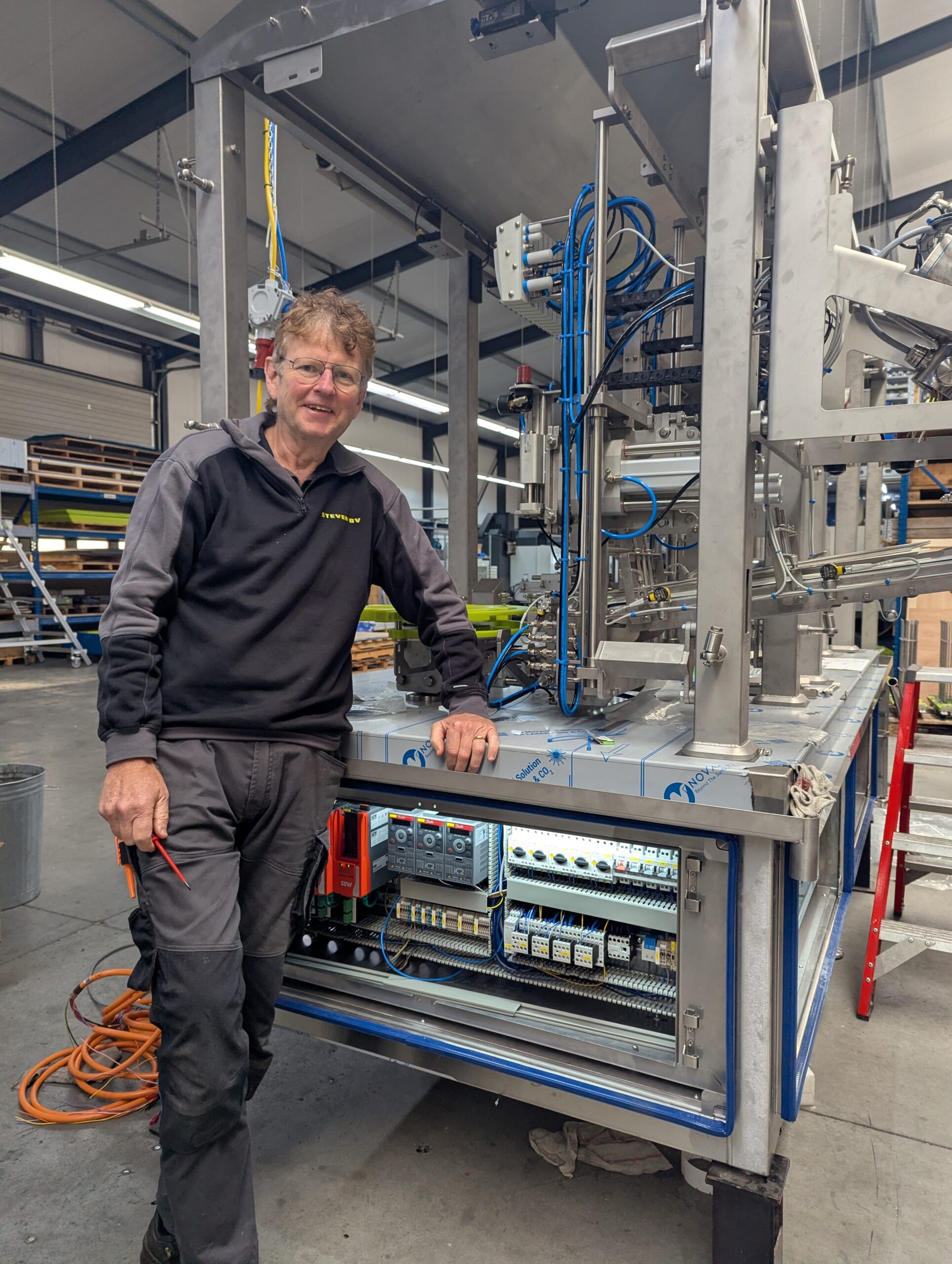 Elektromonteur Willy Zijkstra bij Steven Bv